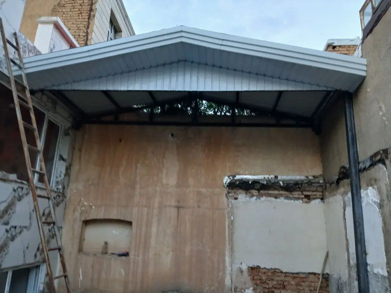 نصب سقف شیروانی و جوشکاری سیار|خدمات پیشه و مهارت|همدان, |دیوار