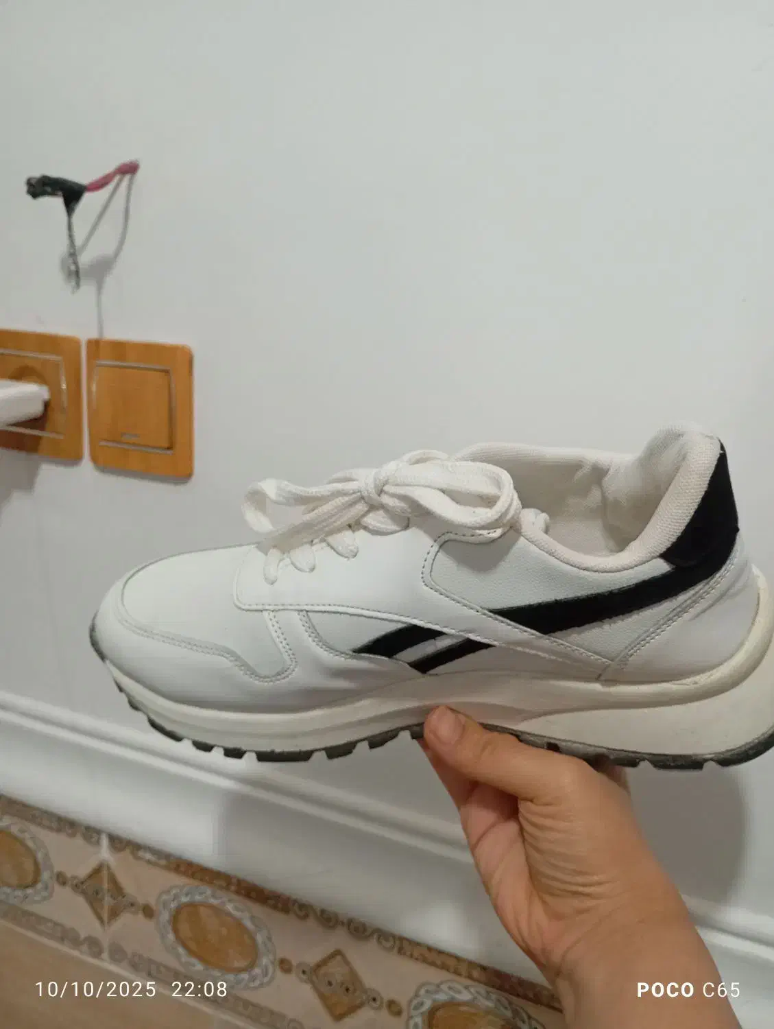 کفش اسپرت|کیف، کفش، کمربند|آبپخش, |دیوار