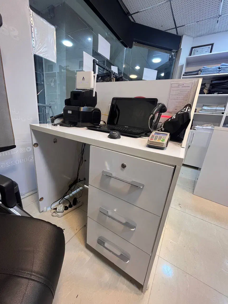 فروش دکور مغازه به دلیل تغییر شغل|فروشگاه و مغازه|قم, زنبیل آباد|دیوار