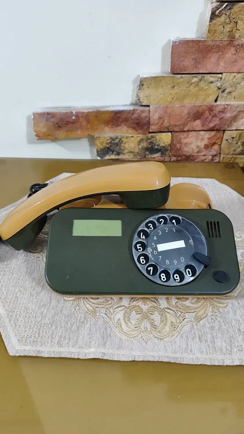 تلفن قدیمی|کلکسیون اشیاء عتیقه|تهران, نیروی هوایی (پیروزی)|دیوار