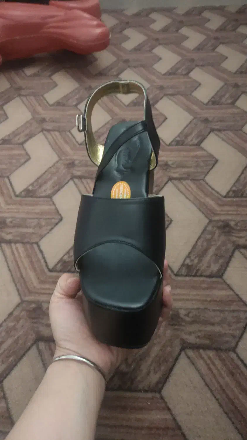 صندل|کیف، کفش، کمربند|فیروزآباد (فارس), |دیوار