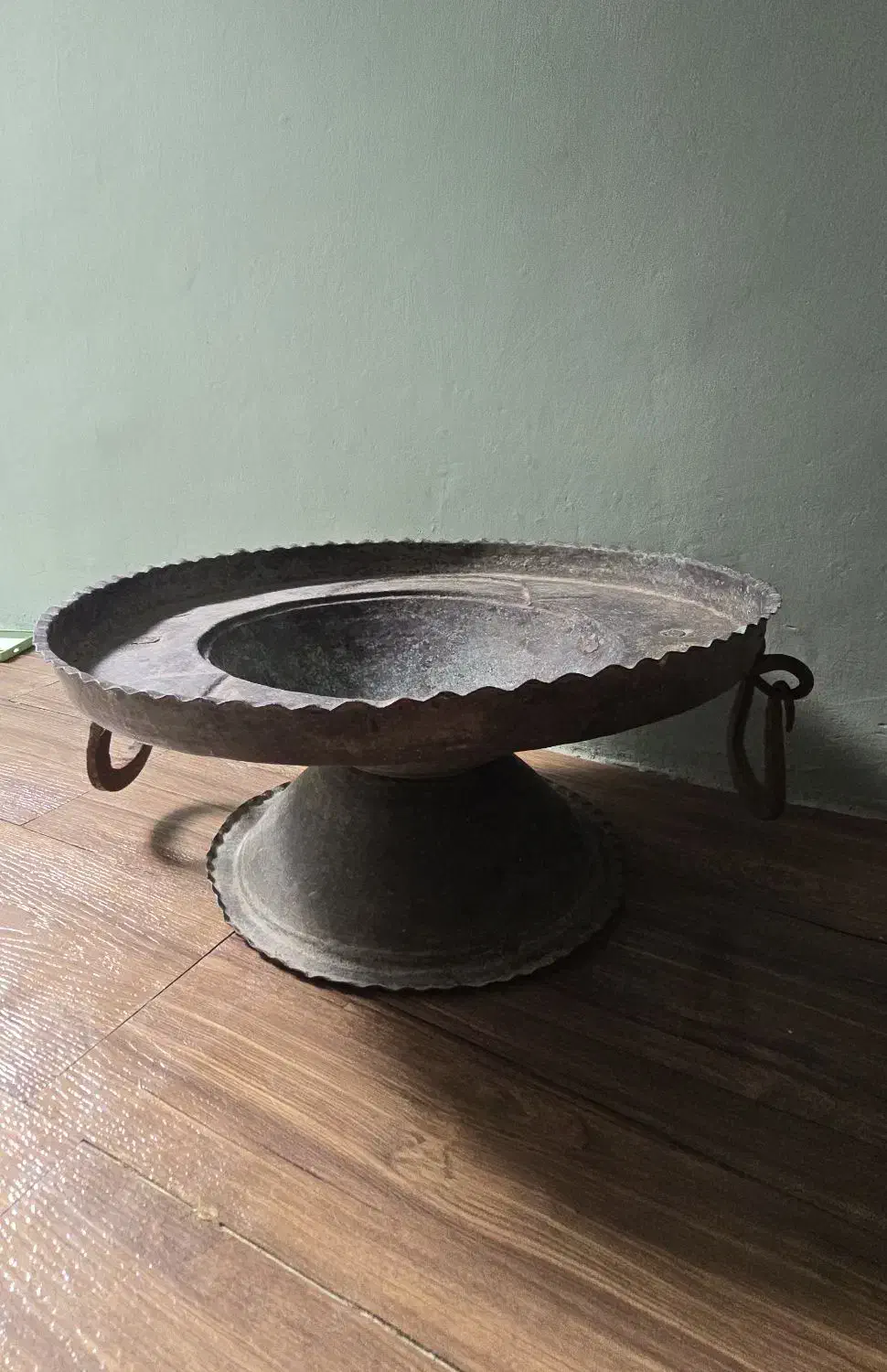 ظرف مسی دست ساز قدیمی|کلکسیون اشیاء عتیقه|رشت, انصاری|دیوار