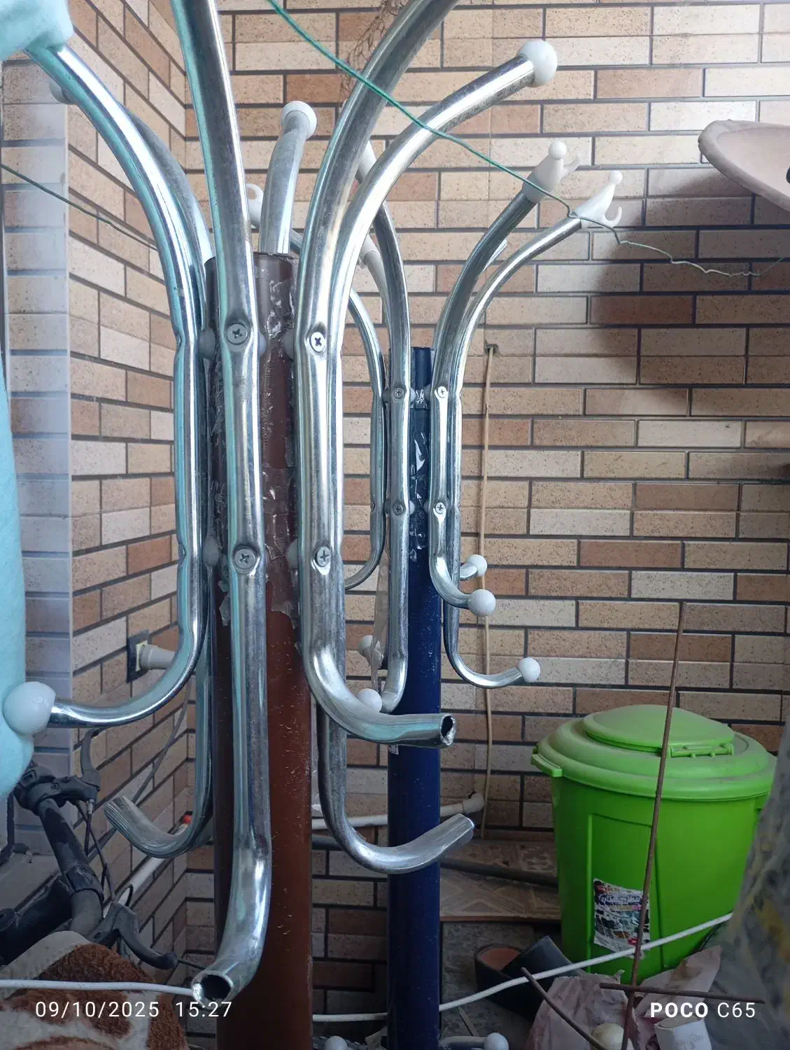 دو عدد چوب لباسی|بندرخت و رختآویز|سیرجان, |دیوار