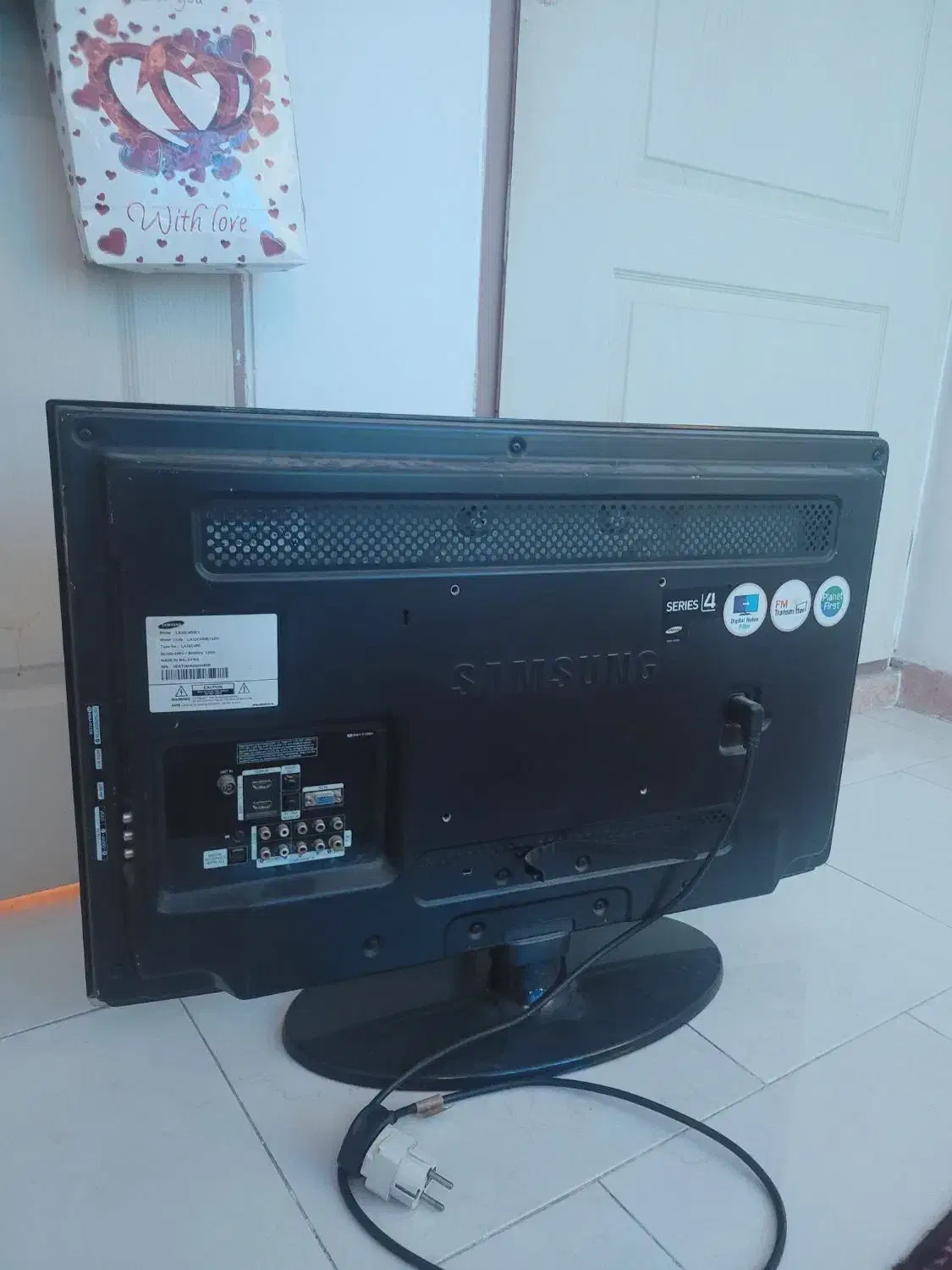 تلوزیون ال سی دی 32 اینچ|تلویزیون و پروژکتور|اندیشه, اندیشه فاز ۲|دیوار