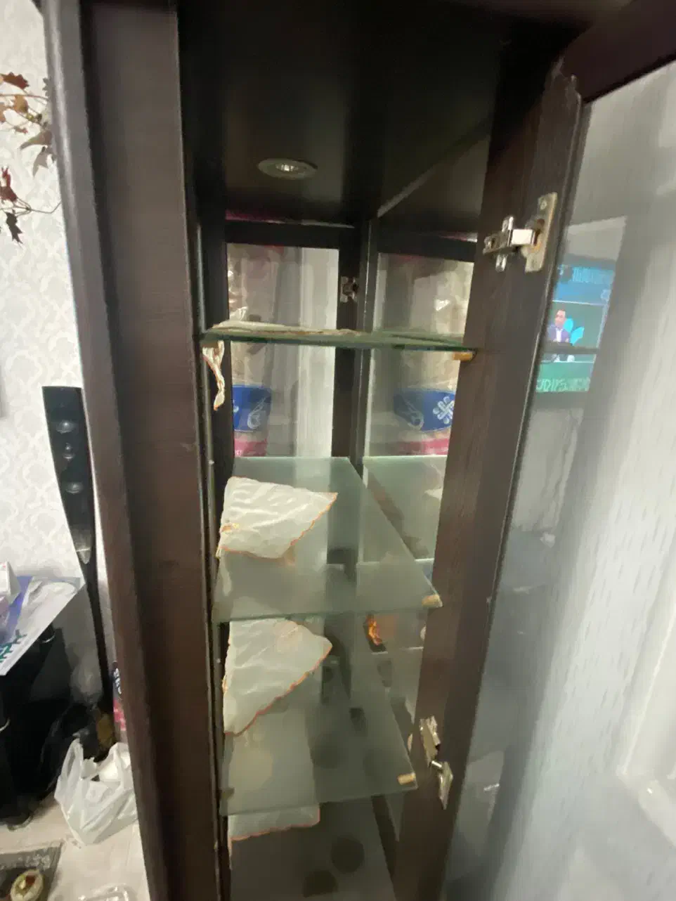 بوفه شیشه ای ۴ طبقه چراغ دار|بوفه، ویترین، کنسول|رشت, آزادگان|دیوار