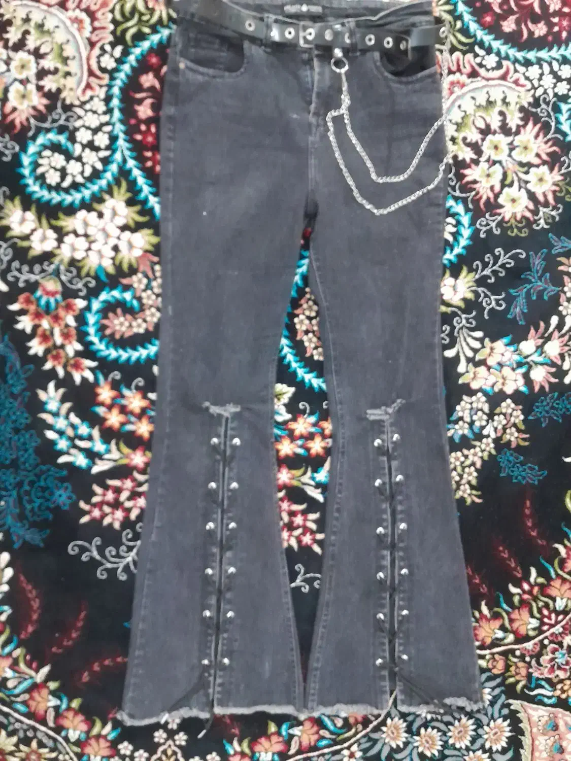 شلوارلی دودی باکمربند و زنجیر|لباس|کبودرآهنگ, |دیوار