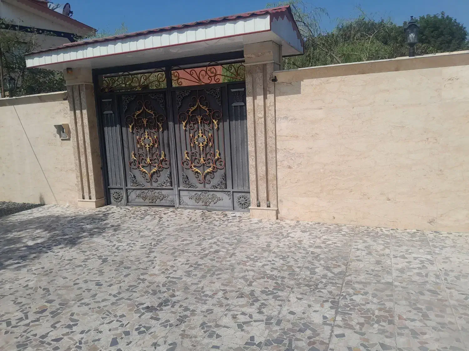 اجاره ویلا حیاط دار و آلاچیق تمیزه|اجارهٔ کوتاه‌مدت ویلا و باغ|لاهیجان, آهندان|دیوار