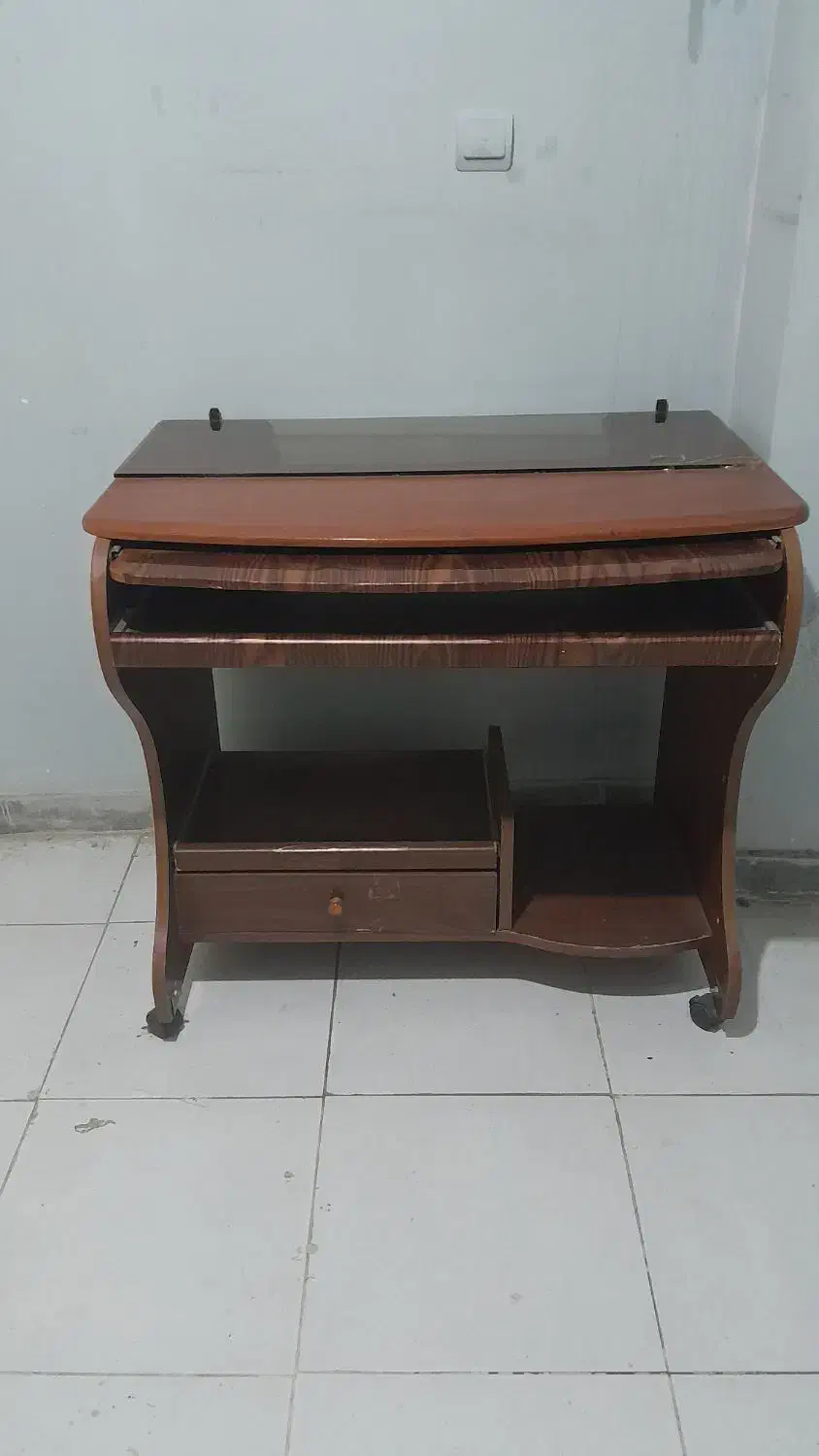 میز کامپیوتر|میز تحریر و کامپیوتر|اندیشه, اندیشه فاز ۳|دیوار