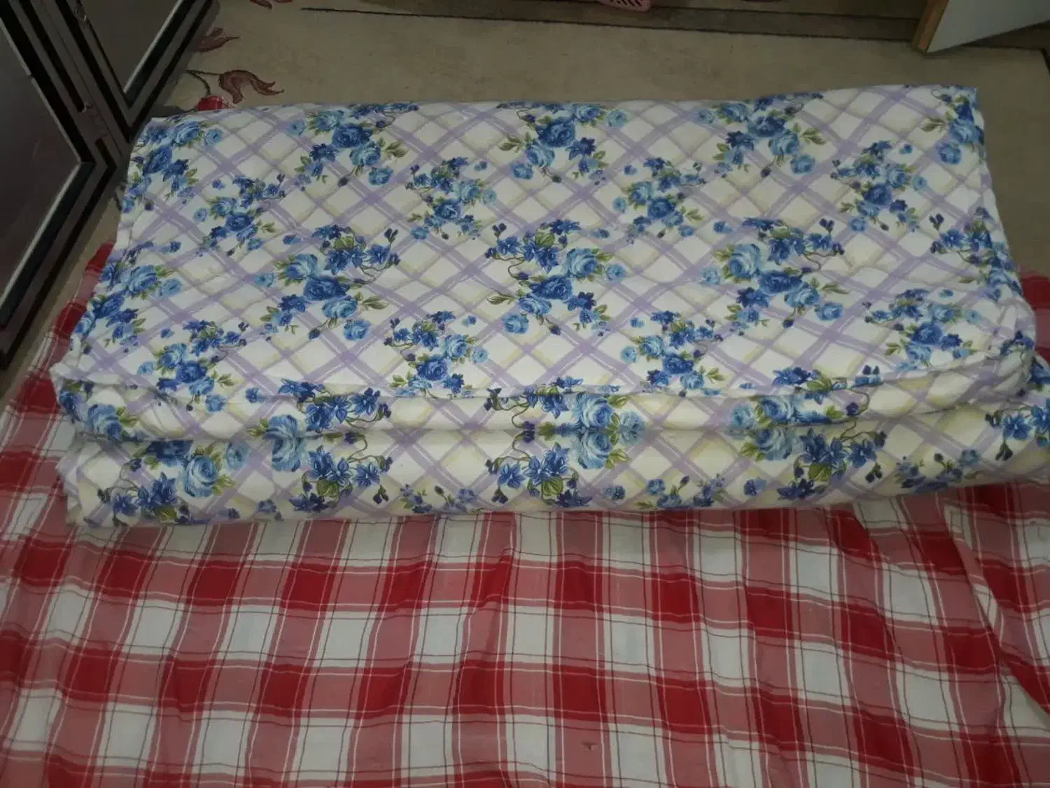 دو عدد لحاف بزرگ دو عدد هم تشک دو نفره|رختخواب، بالش، پتو|شوش, |دیوار