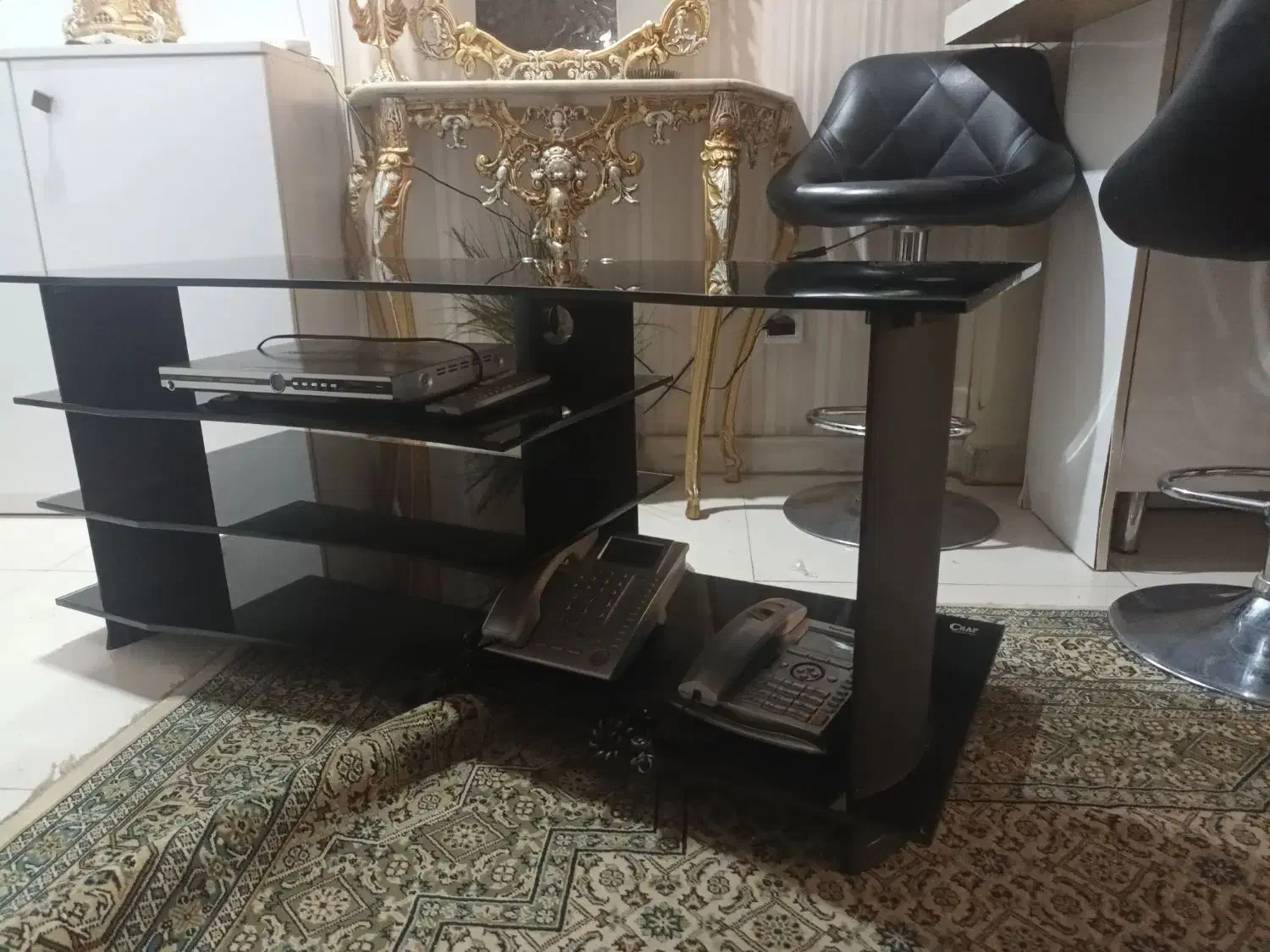 یک عدد میز زیر تلویزیون شیشه ای|میز تلویزیون|تهران, پرواز|دیوار