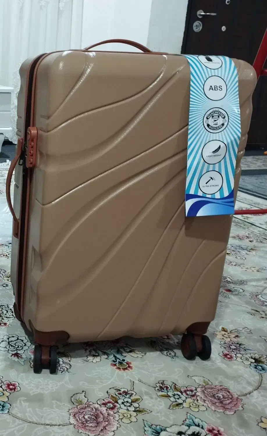 فروش چمدان چهارچرخ نو نوسایزبزرگ وشیک جنس نشکن|حراج|رامهرمز, |دیوار