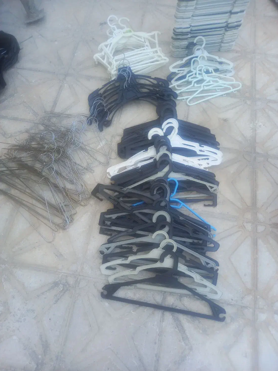 تعدادی چوب رختی واسه لباس و شلوار|بندرخت و رخت‌آویز|کازرون, |دیوار