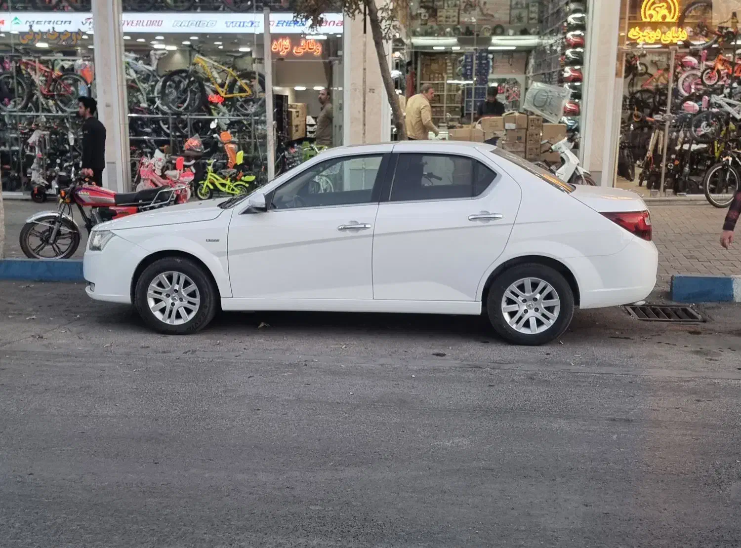 دنا پلاس ۹۸ با سانروف فول کامل|خودرو سواری و وانت|همدان, |دیوار