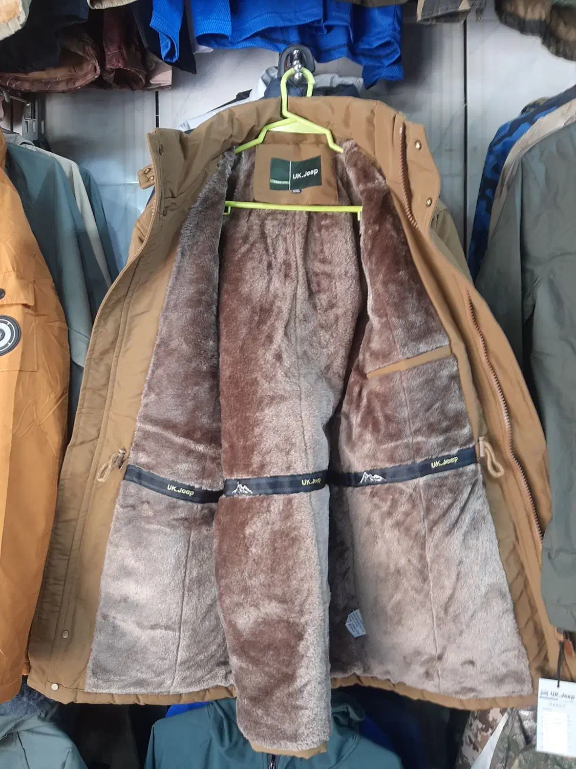 کاپشن جیپ داخل خز|لباس|سمیرم, |دیوار