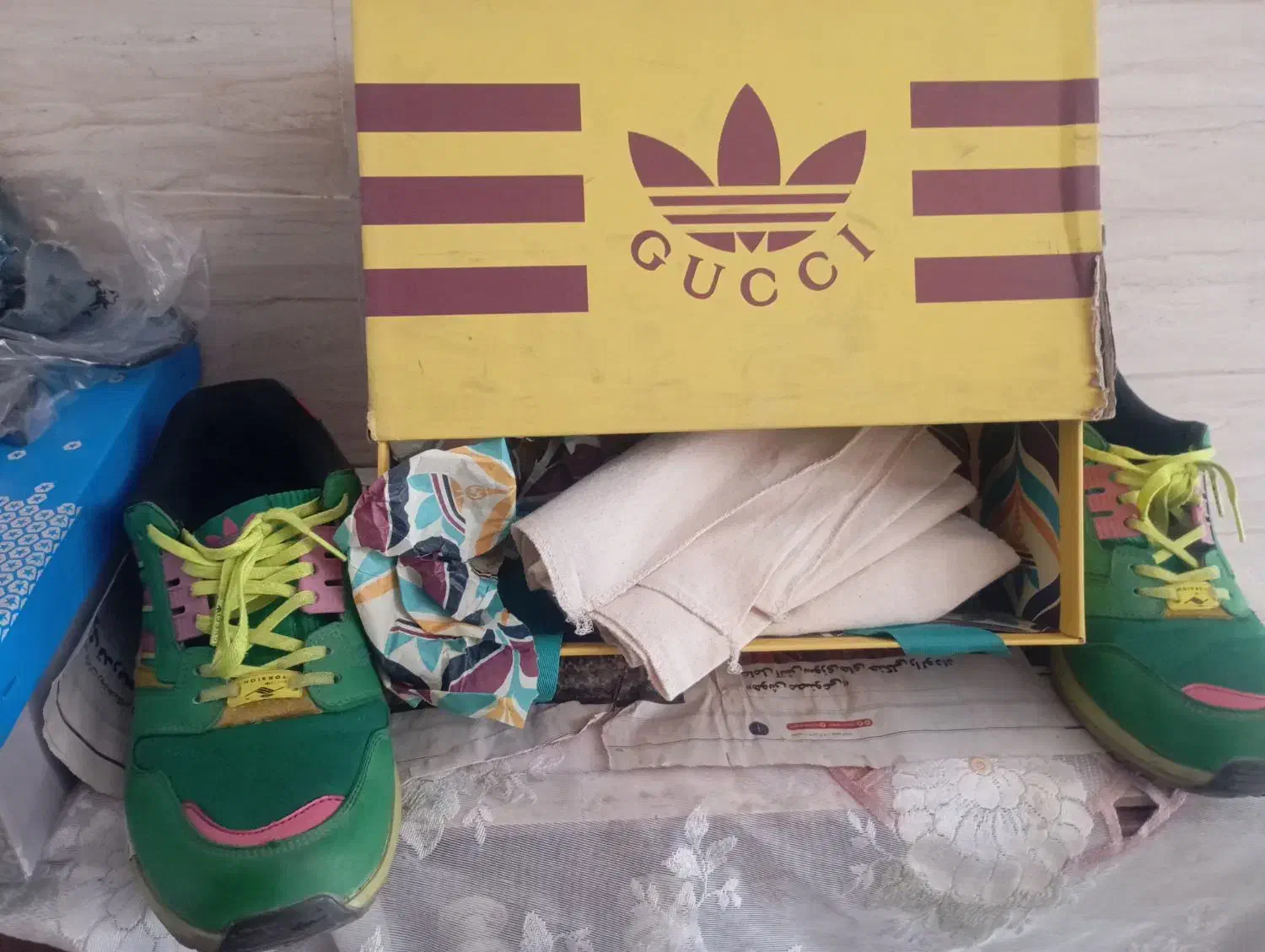 کتونی درحدنو|کیف، کفش، کمربند|اندیشه, اندیشه فاز ۵|دیوار