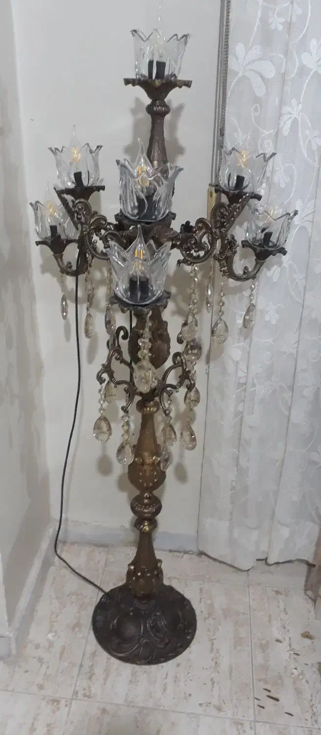 آباژور ایستاده کنار سالنی|چراغ خواب و آباژور|سبزوار, عظیمیان|دیوار