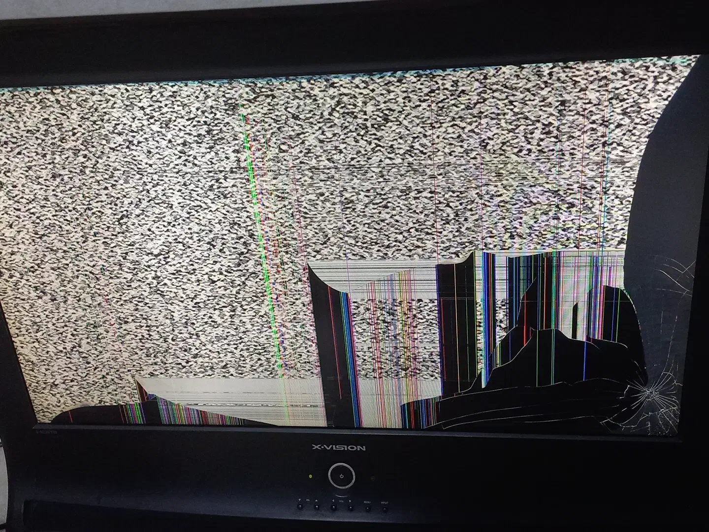 تلویزیون ال سی دی شکسته|تلویزیون و پروژکتور|یزد, |دیوار