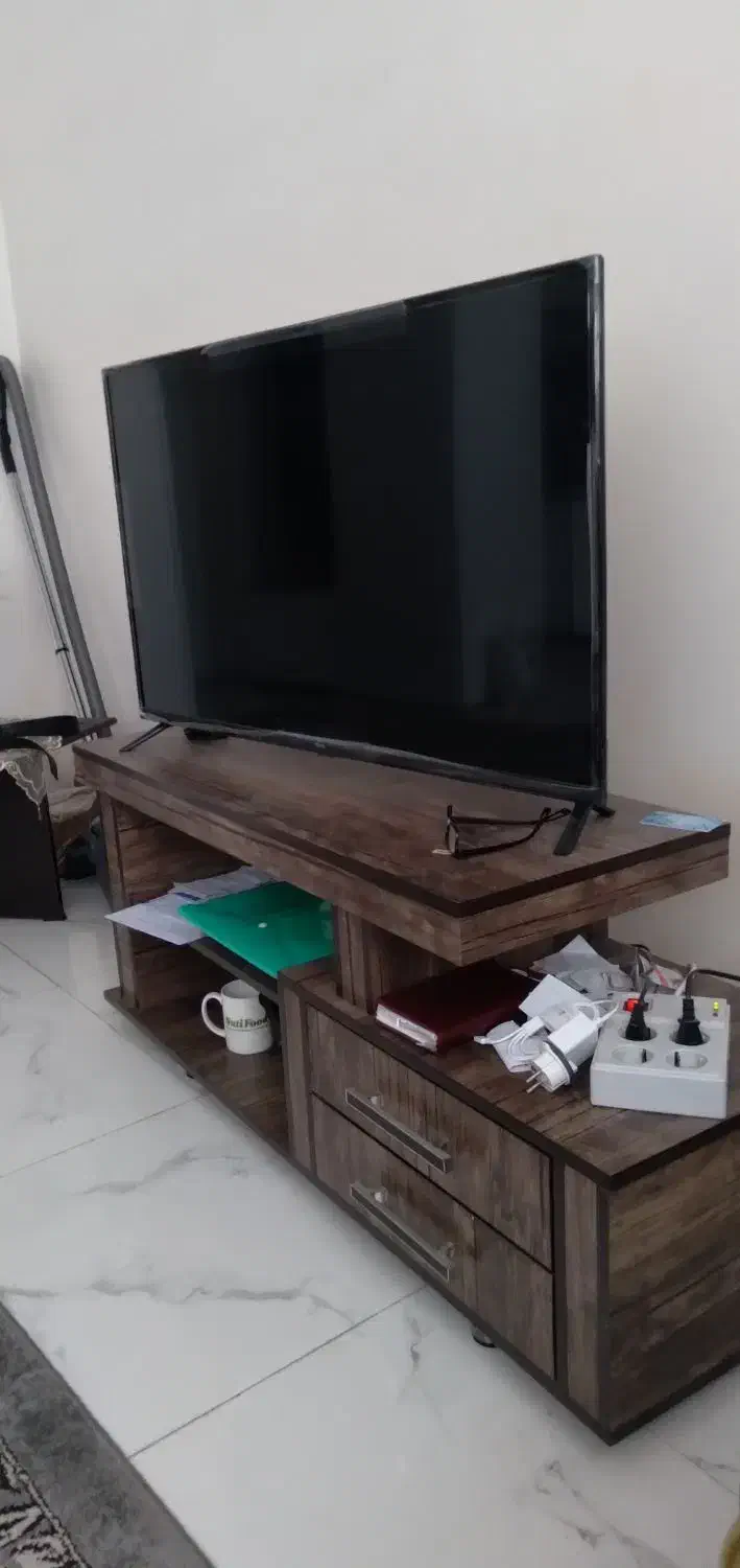 تلوزیون به‌همراه میز نو|تلویزیون و پروژکتور|شاهین‌شهر, شهرک میلاد|دیوار