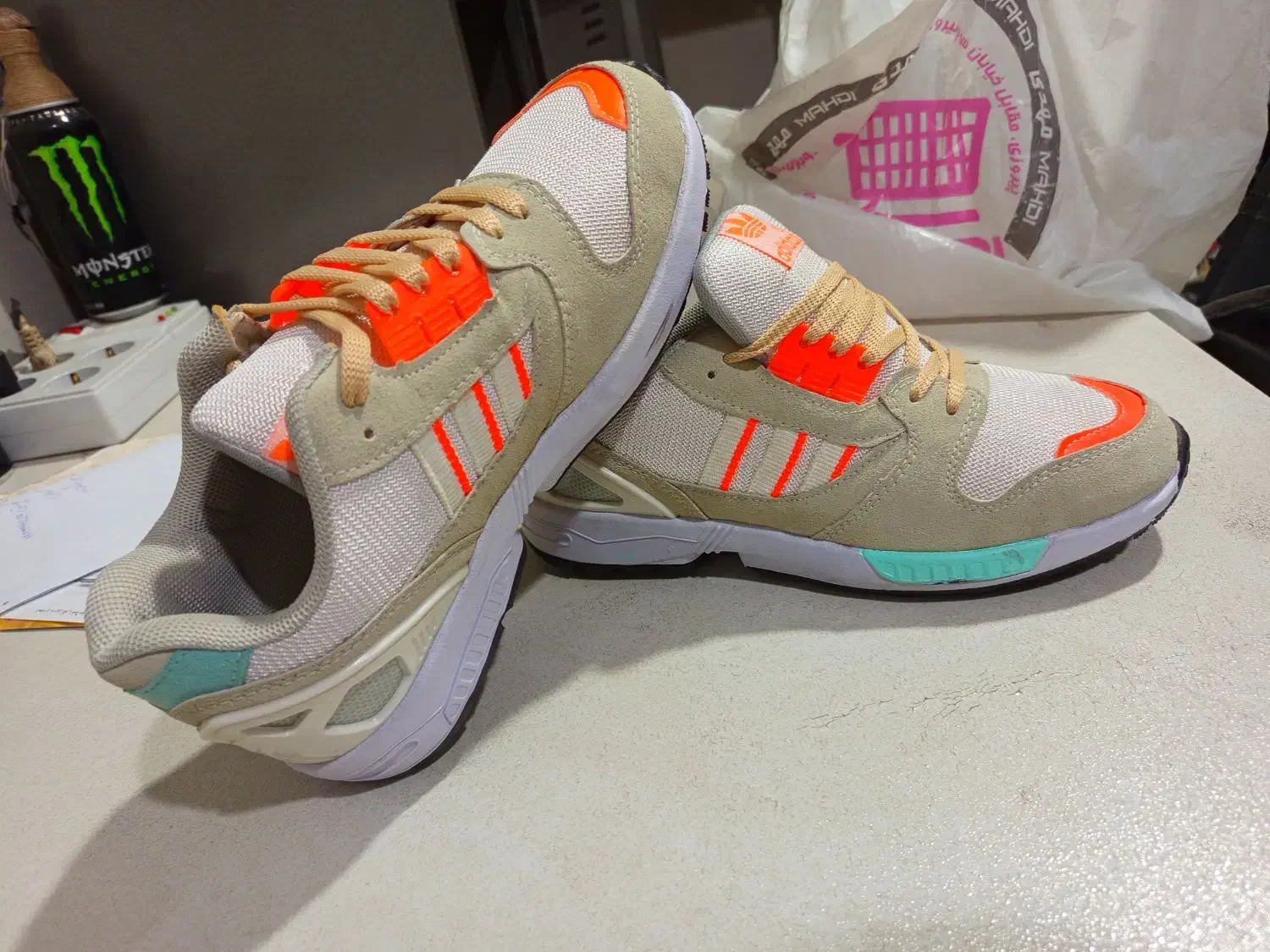 کتونی ایرانی آدیداس|کیف، کفش، کمربند|ری, جوانمرد قصاب|دیوار