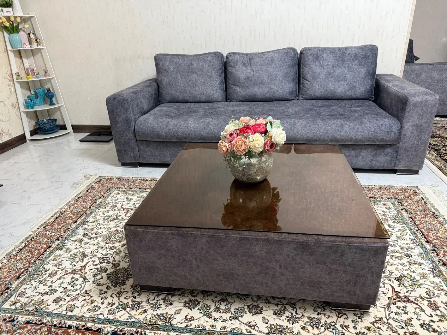 مبل سه نفره با جلو مبلی|مبلمان خانگی و میز عسلی|جم, |دیوار