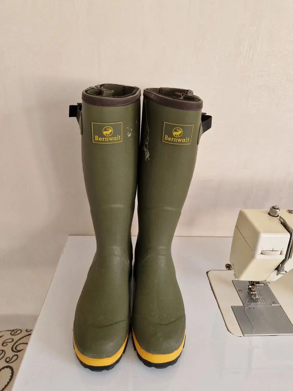 چکمه|کیف، کفش، کمربند|فومن, |دیوار