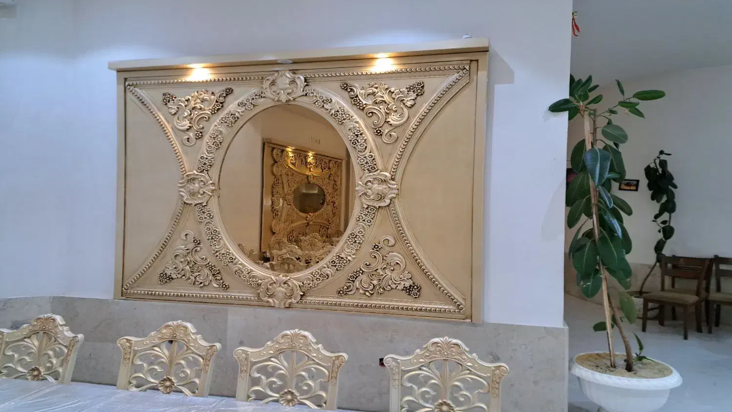 صندلی پلیمری  و کتیبه چوبی|میز و صندلی غذاخوری|شاندیز, |دیوار