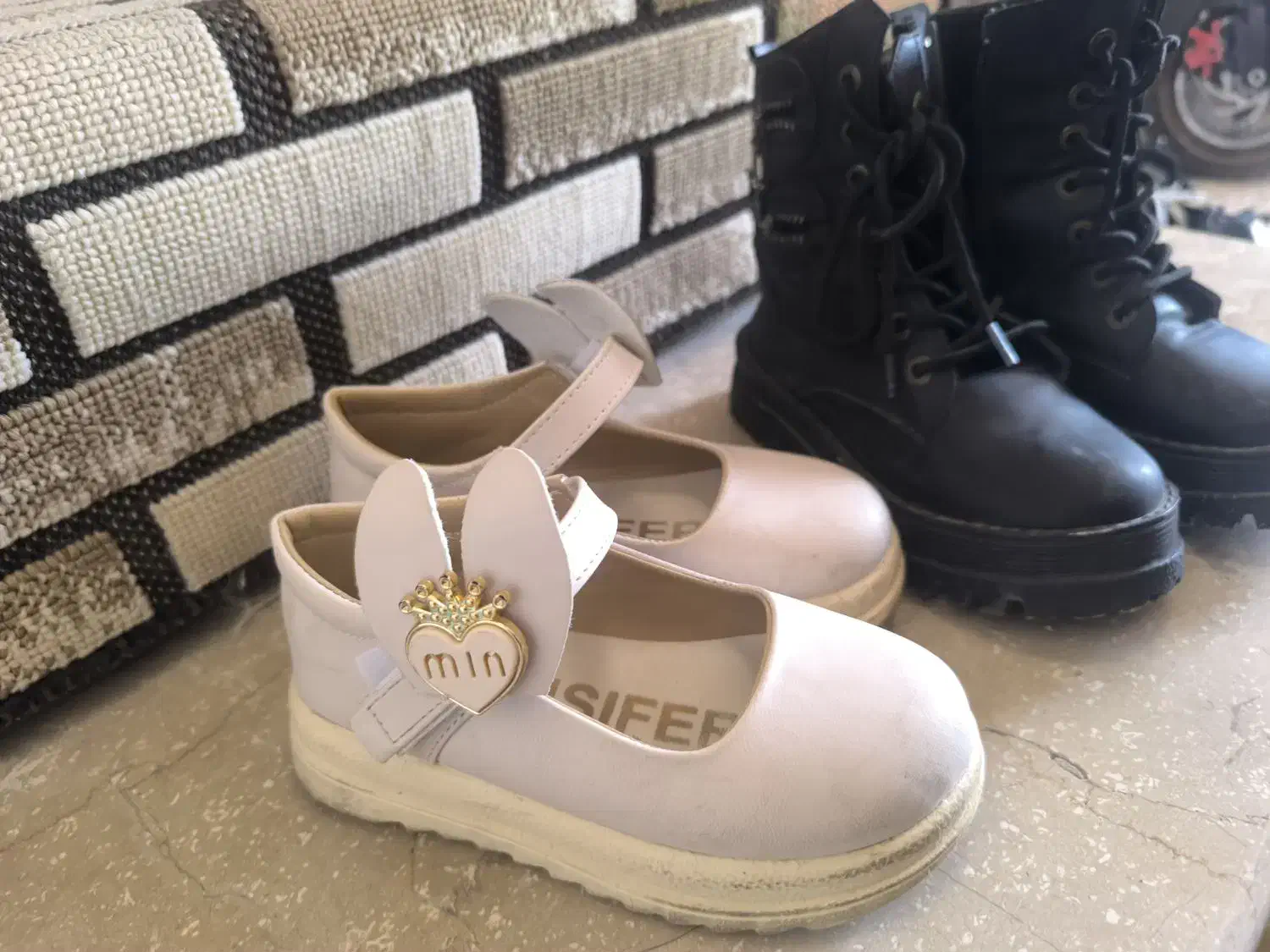 یک جفت چکمه و یک جفت کفش دخترانه سایز ۳۱|کفش و لباس بچه|شاهینشهر, گزبرخوار|دیوار