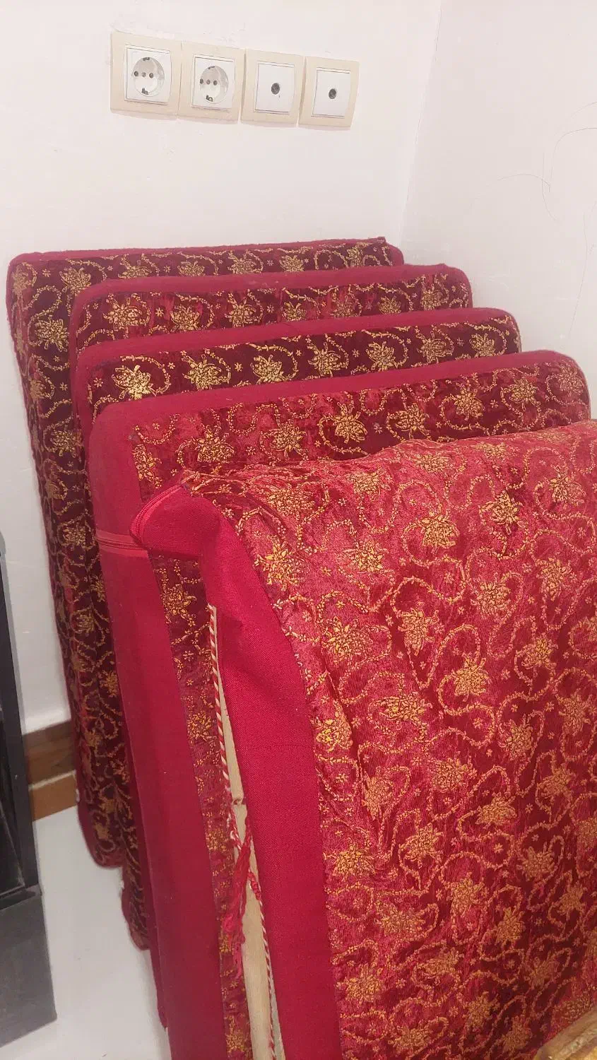 ۴عدد پشتی یک عدد میز و ۲عدد قالی قرمز|پشتی|خرمشهر, |دیوار