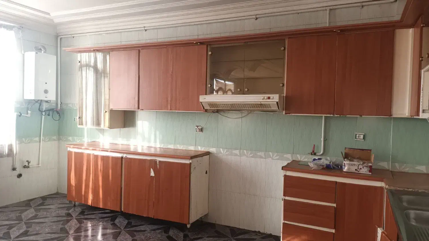 کاببنت آشپزخانه همراه هود و سینک ظرفشویی|آب‌چکان و نظم‌دهنده ظروف|زاهدان, |دیوار