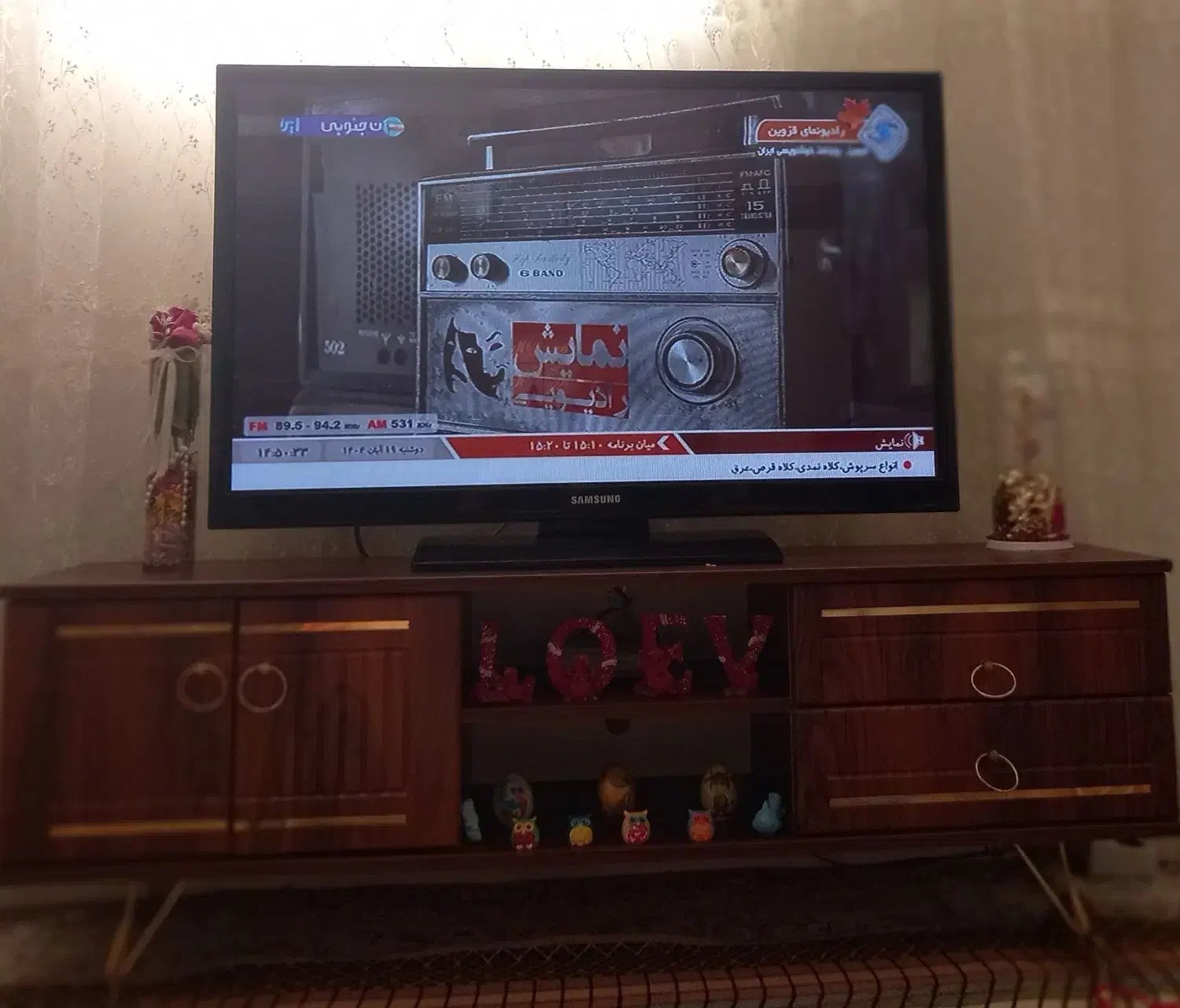 تلویزیون 43 انج و میز تلویزیون|تلویزیون و پروژکتور|قزوین, |دیوار