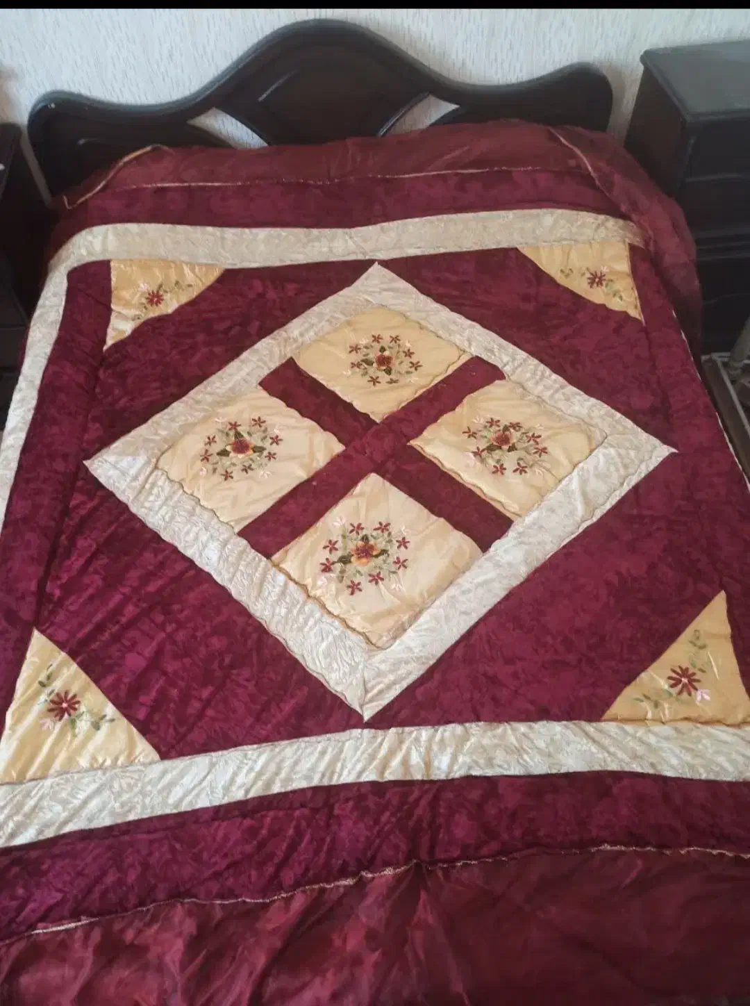 روتختی|رختخواب، بالش، پتو|مبارکه, |دیوار