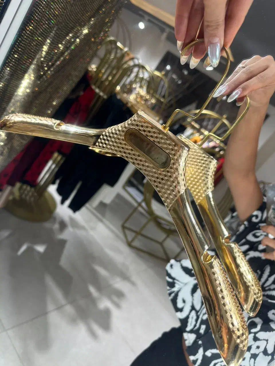 تعدای وسایل مزون نو چوب لباسی مانکن|فروشگاه و مغازه|شیراز, فرهنگ شهر|دیوار