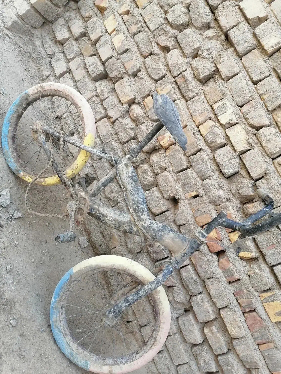 دوچرخه 16 سالم سالم مشکی هست خاک داره توی عکس|دوچرخه، اسکیت، اسکوتر|زابل, |دیوار