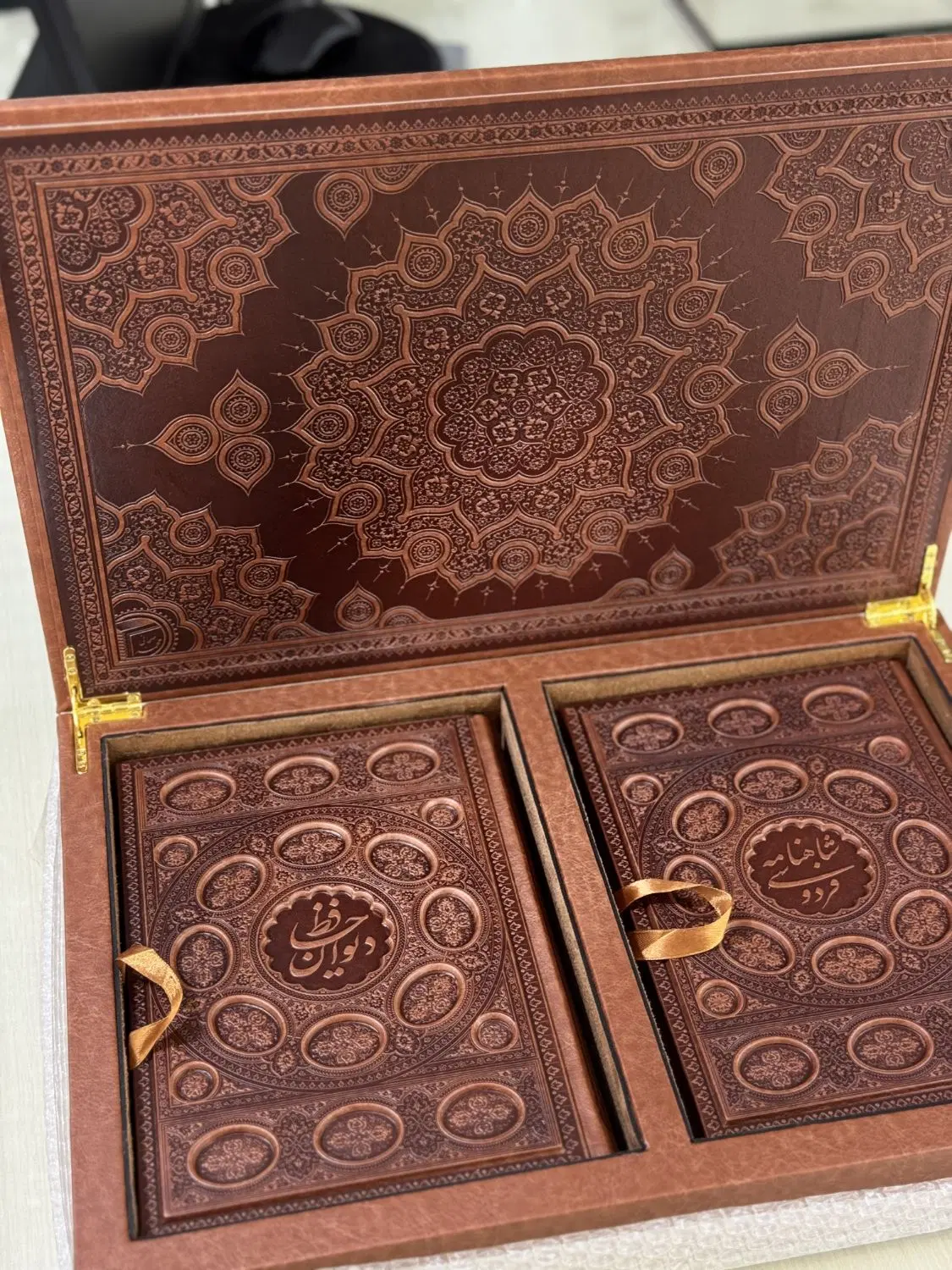 پک وزیری حافظ+شاهنامه چرم جعبه دار/آف ویژه|کتاب و مجله ادبی|تهران, فلسطین (میدان انقلاب)|دیوار