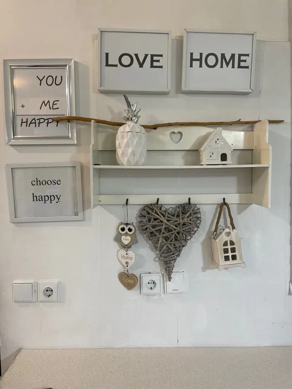 شلف به همراه تزیینات و تابلوها|کتابخانه، شلف، قفسه‌های دیواری|بندر امام خمینی, |دیوار