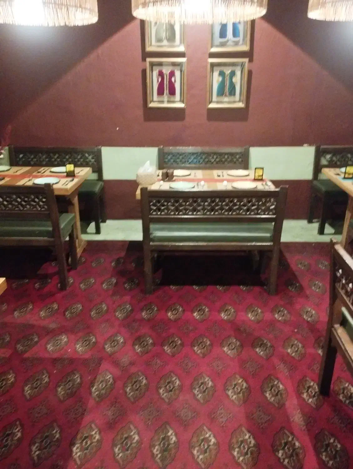 ویتر خانم یا اقا تمام وقت|استخدام خدمات فروشگاه و رستوران|تهران, امانیه|دیوار