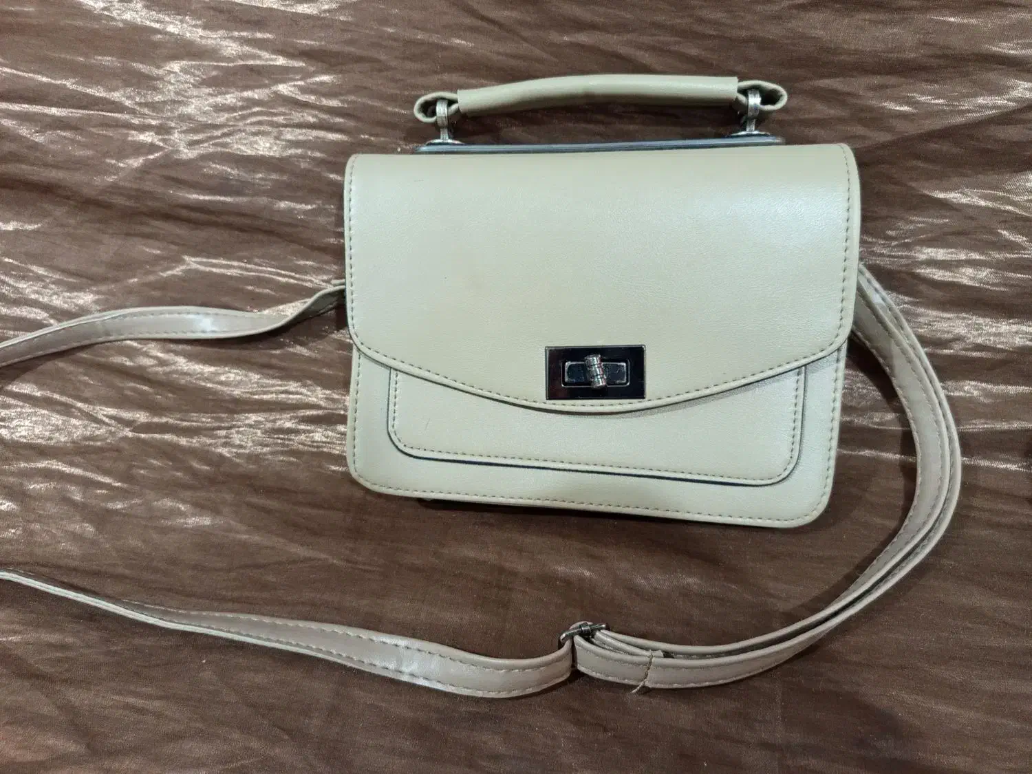 دو عدد کیف|کیف، کفش، کمربند|بندر انزلی, پیل علی باغ|دیوار