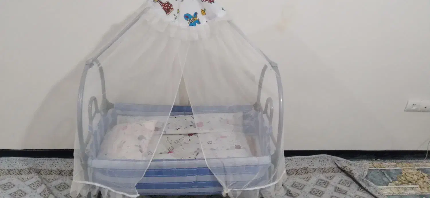 تخت گهواره ای و روروئک بچه|اسباب و اثاث بچه|رودهن, |دیوار