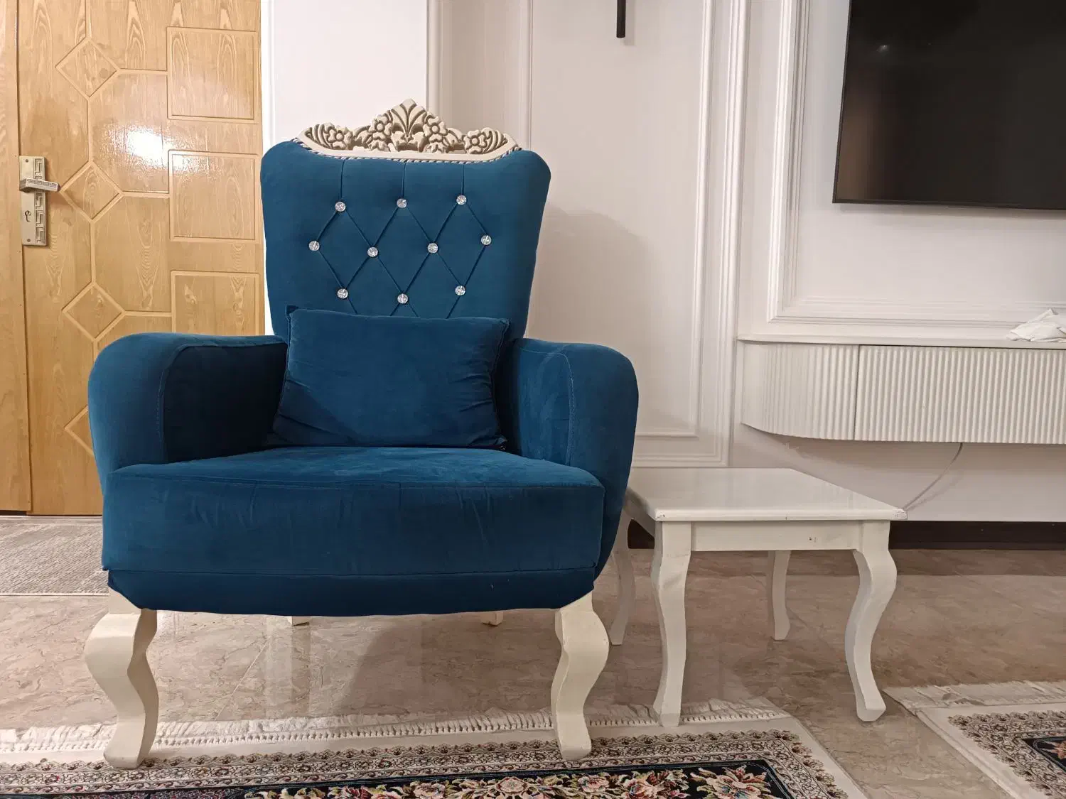 مبل۹نفره ومیزوسط بزرگ و۳تا میز کوچک|مبلمان خانگی و میز عسلی|آمل, |دیوار