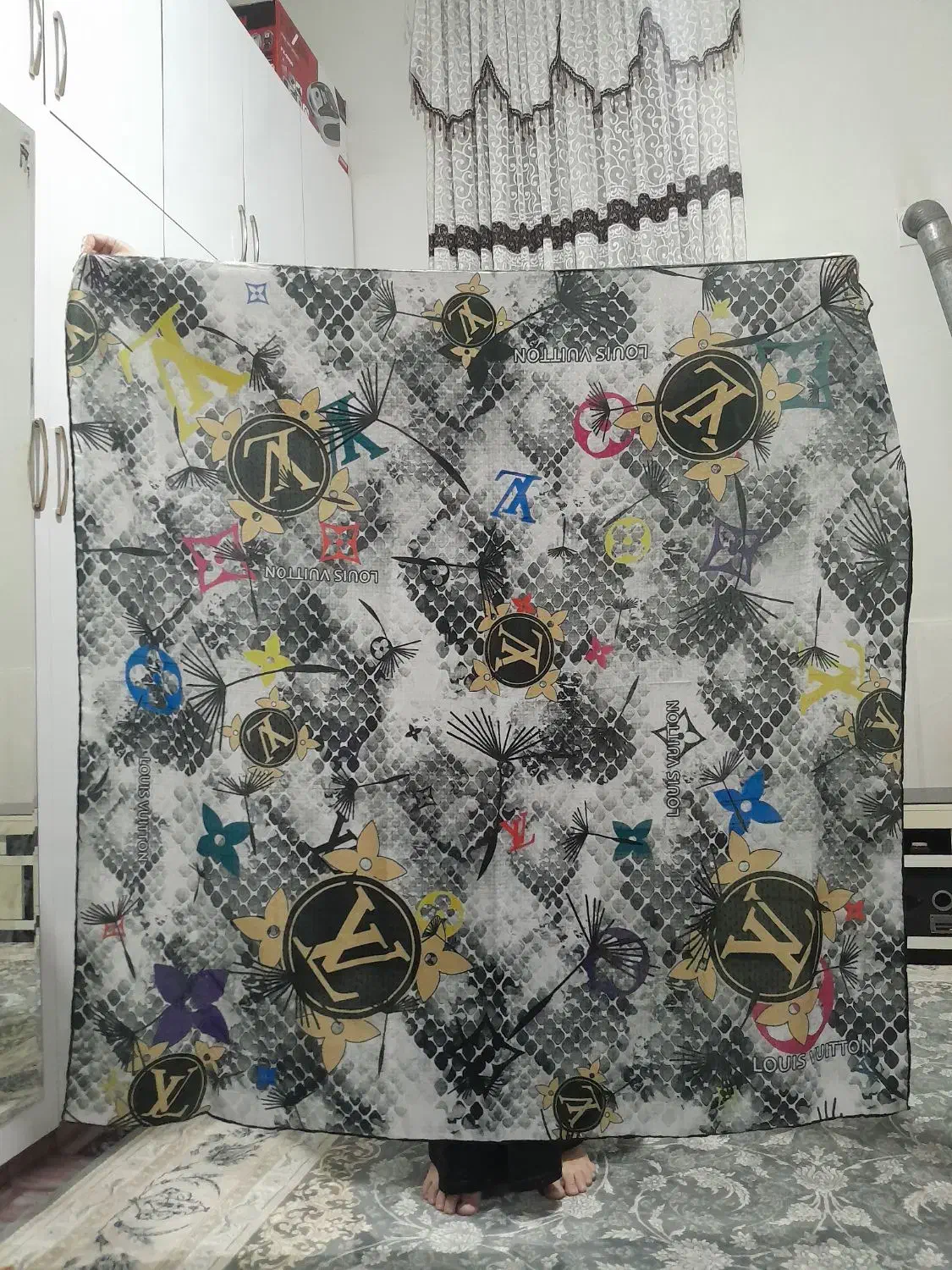 روسری قواره بزرگ|لباس|رباط‌کریم, نصیرشهر|دیوار