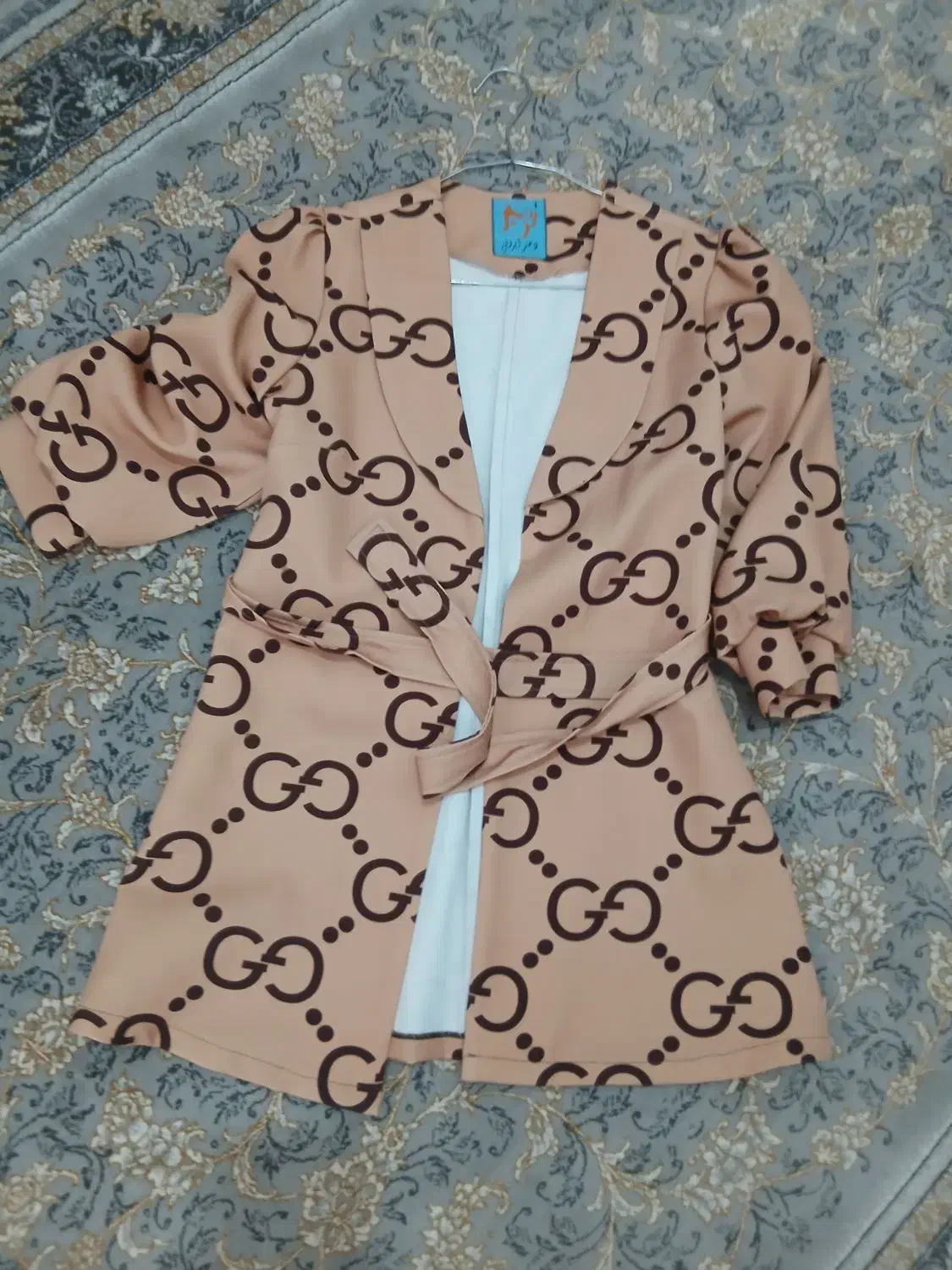 مانتو|لباس|رباطکریم, کیکاور|دیوار