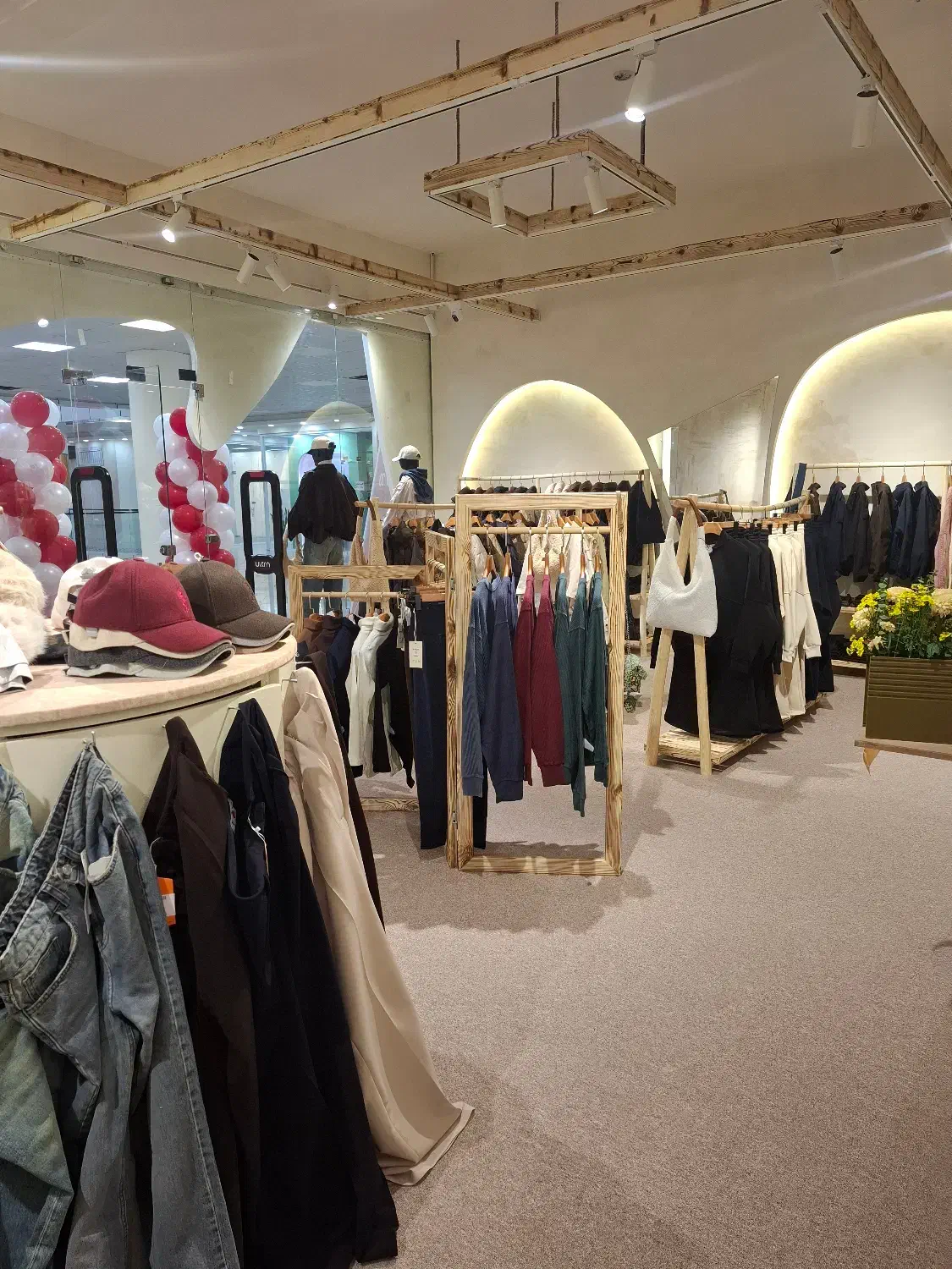 تجربه کار در بوتیک زنانه با فضایی آرام و زیبا|استخدام بازاریابی و فروش|تنکابن, |دیوار