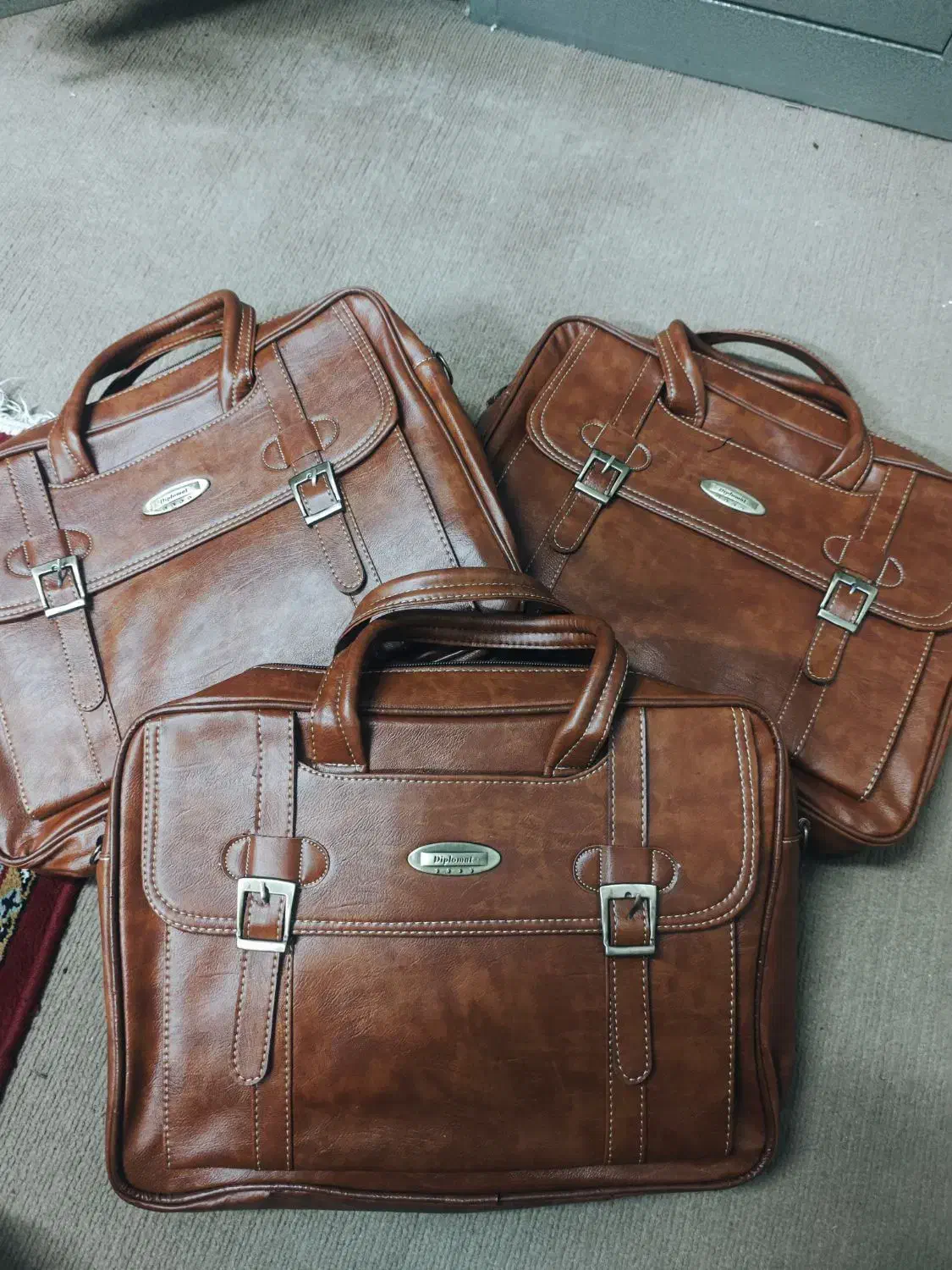 کیف دیپلمات|کیف، کفش، کمربند|نیشابور, گمنام غربی|دیوار