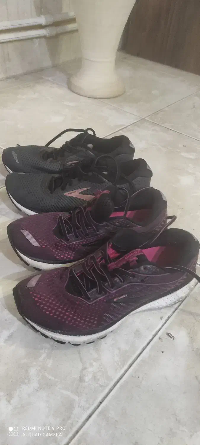 کتونی|کیف، کفش، کمربند|چمستان, |دیوار