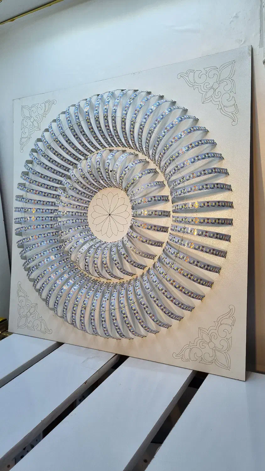 چراغ دست ساز|لامپ و چراغ|قم, چهل درخت‎|دیوار