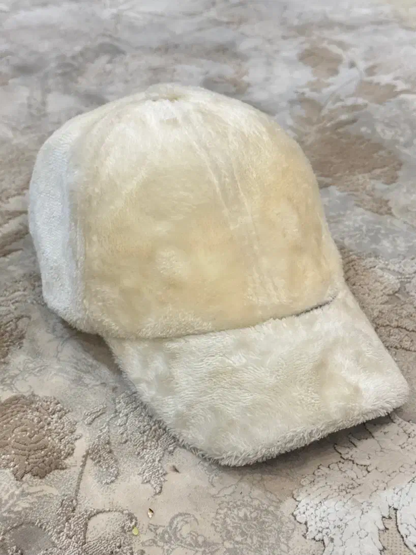 کلاه پشمی سفید|لباس|اندیشه, اندیشه فاز ۱|دیوار