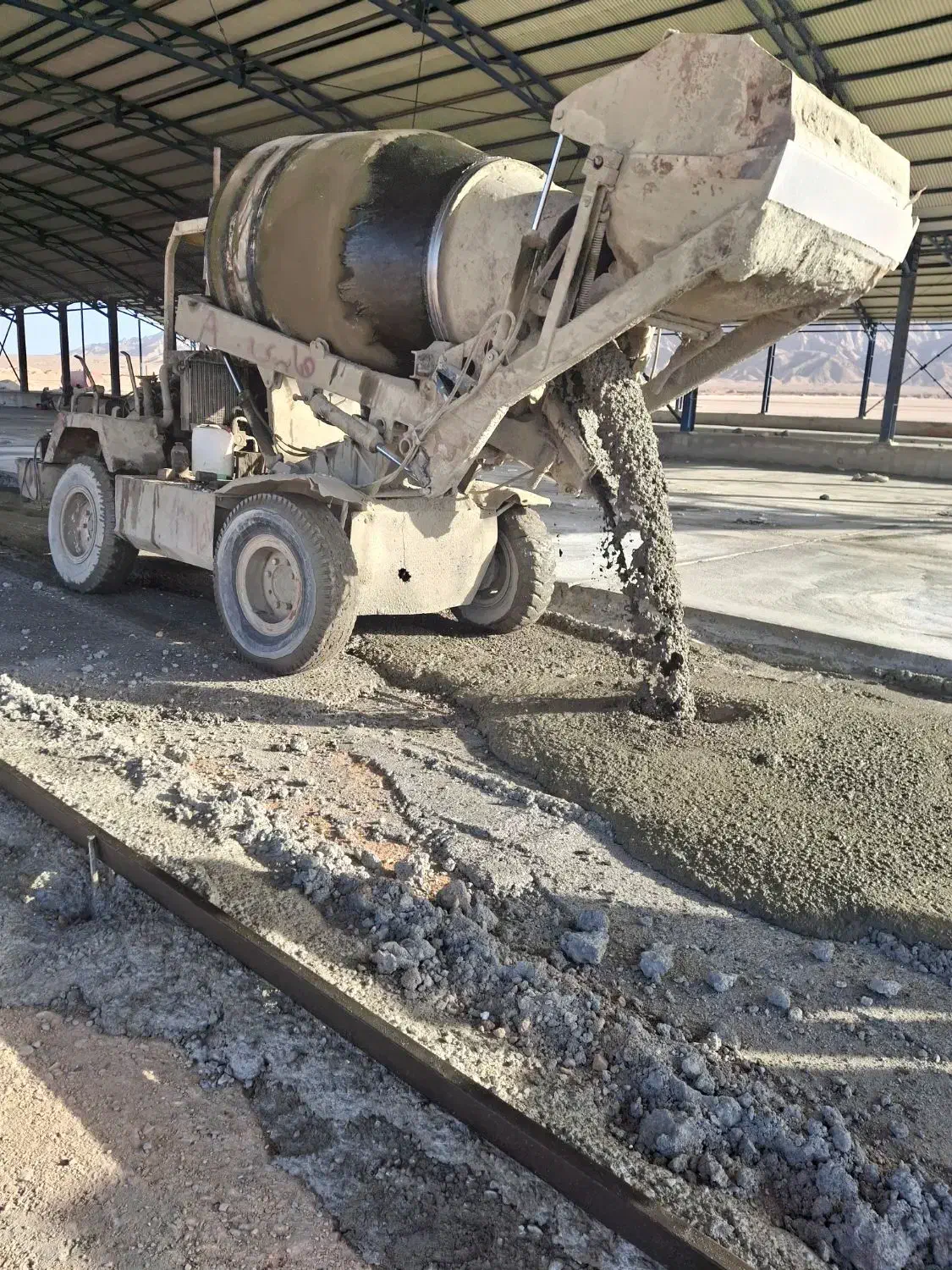 بتن ریزی اتو میکسر و ماله پروانه|خدمات پیشه و مهارت|گلبهار, نوبهار|دیوار