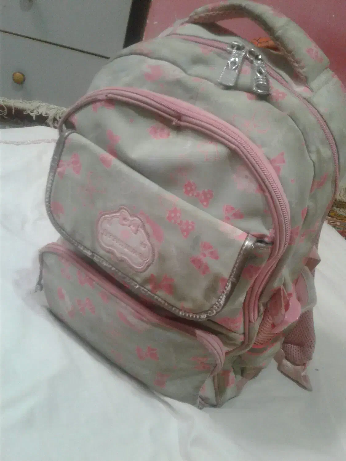 یک عدد  کیف مدرسه|کیف، کفش، کمربند|سبزوار, کهنه آب|دیوار