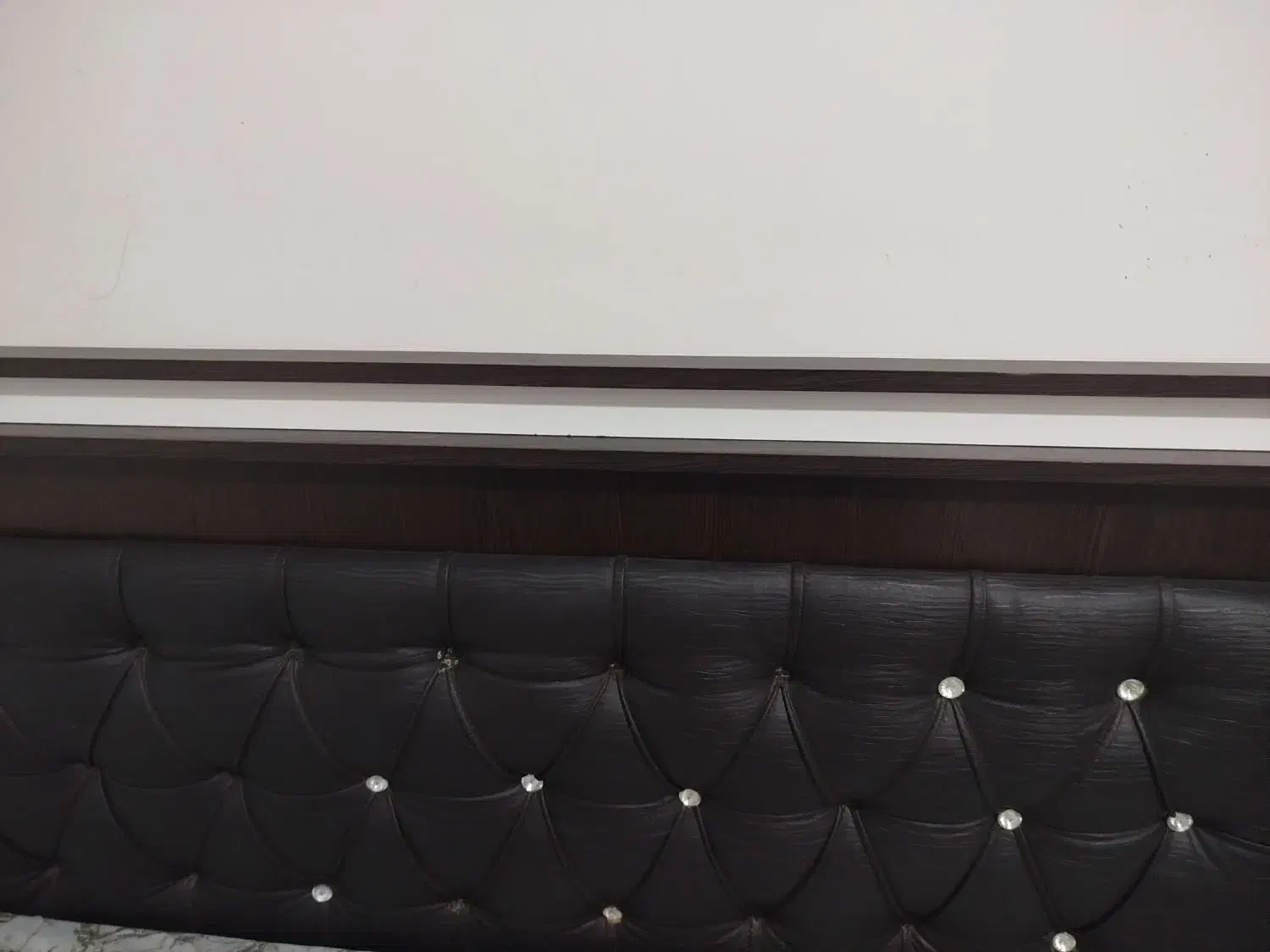 یک تخت خواب ،دوتا پاتختی،یک میز آرایش|تخت و سرویس خواب|سیلوانه, |دیوار