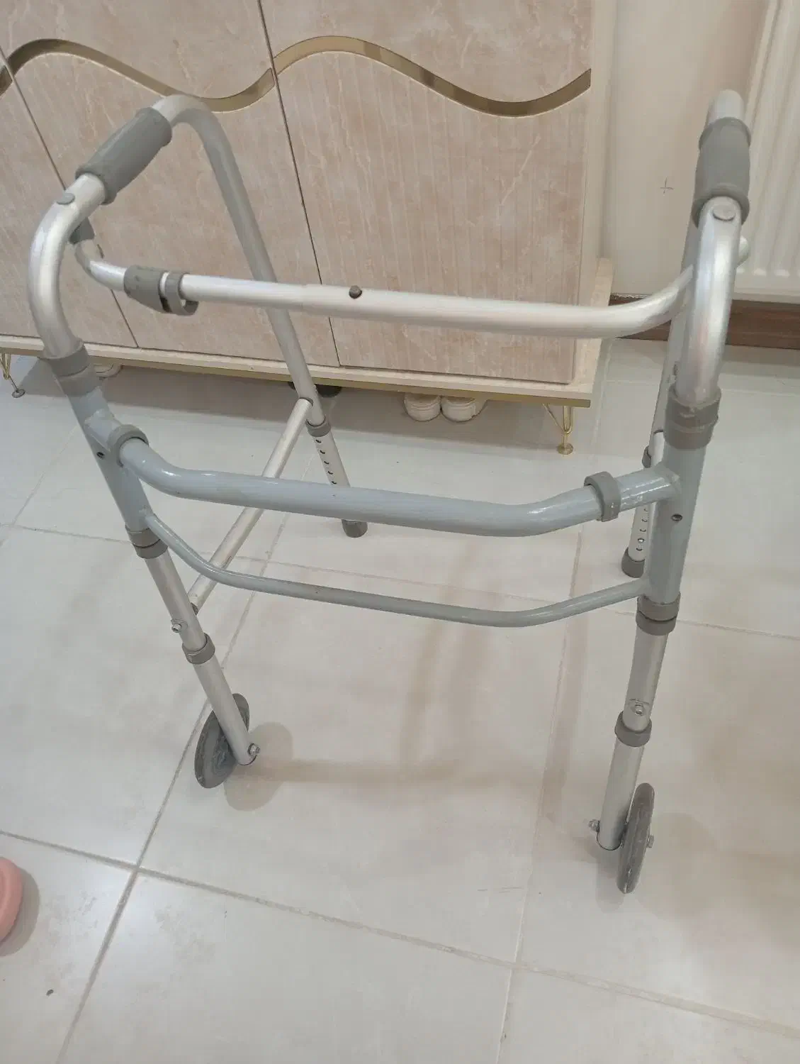 واکرچرخدار تاشو|آرایشی، بهداشتی، درمانی|محمدیه-قزوین, |دیوار